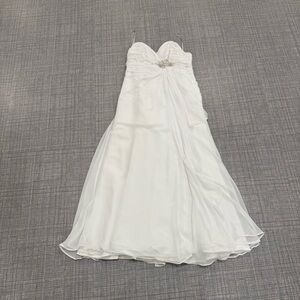 Maggie sottero wedding dress in phenomenal condition trying to sell fast